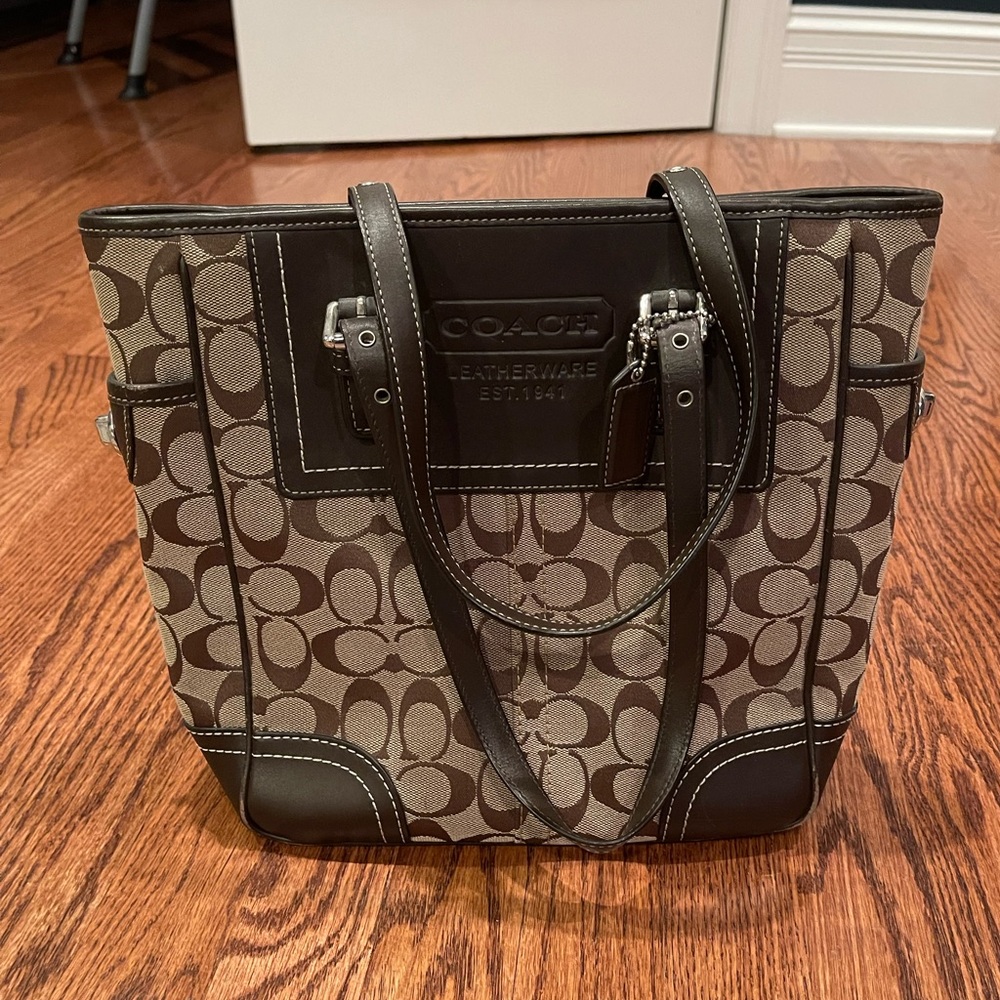 Coach classic print 10inx10in shoulder bag in good used condition